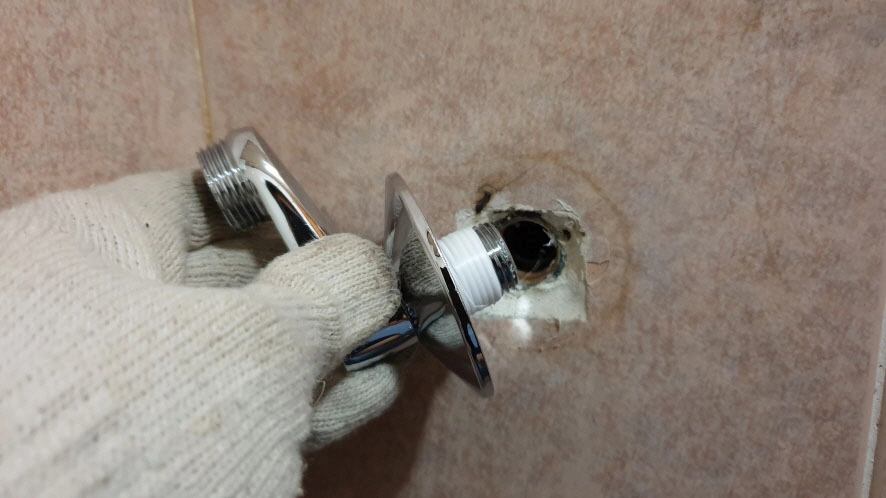 벽면 부속 끼우는 모습