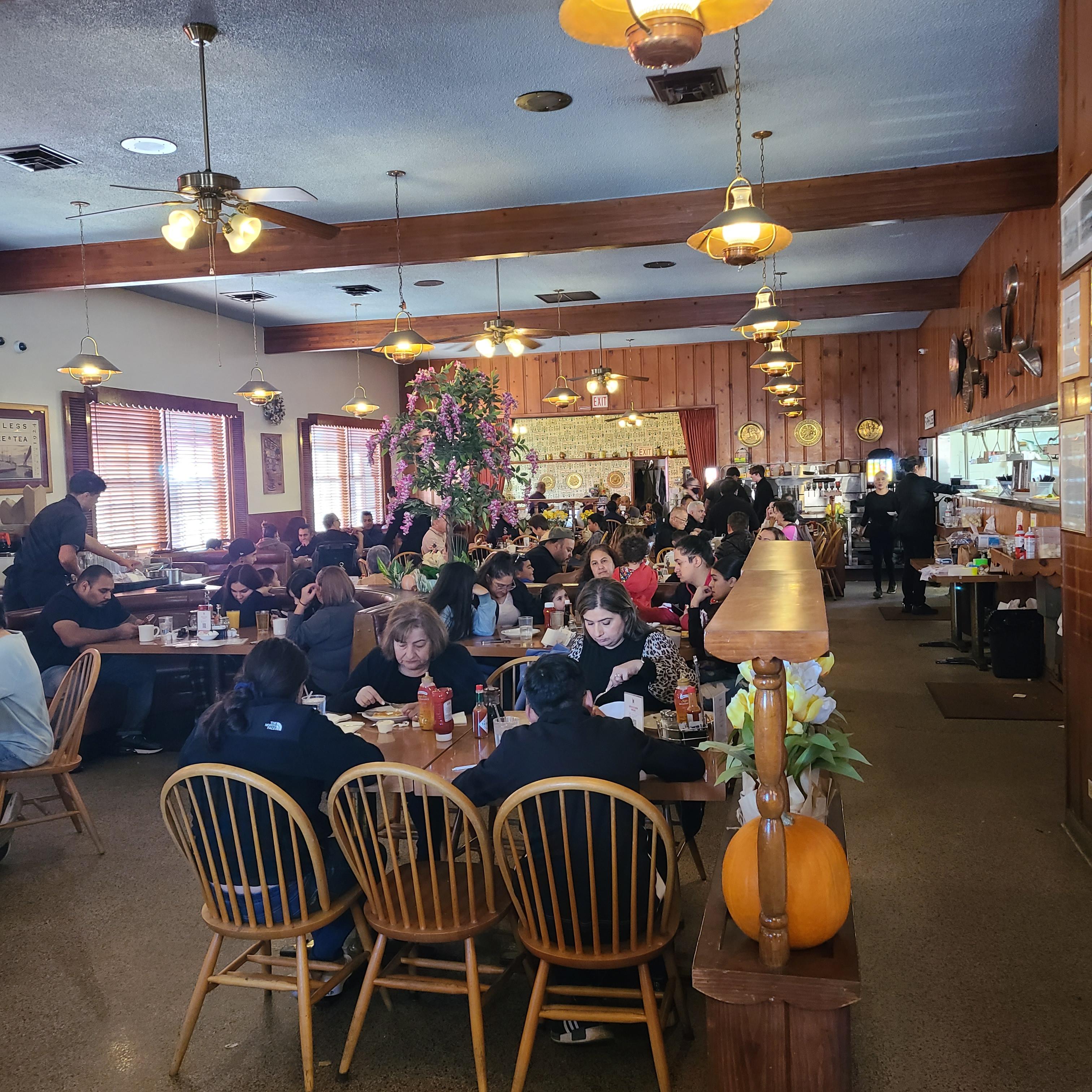 밀브레 팬케이크 하우스 (Millbrae Pancake House) 내부