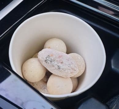 타지키스탄의 쿠루트오시(Kurutob): 빵과 요구르트, 채소를 섞은 요리