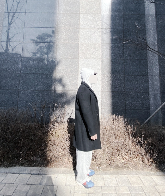 데일리룩('26.2.21.)카네라 스트라이프 야구 볼캡 야모자, 바스틱 오버핏 코트, 토피 스웻 트레이닝 후디 집업후드티, 토피 벌룬핏 와이드 트레이닝 팬츠, 나이키 문레이서 블루