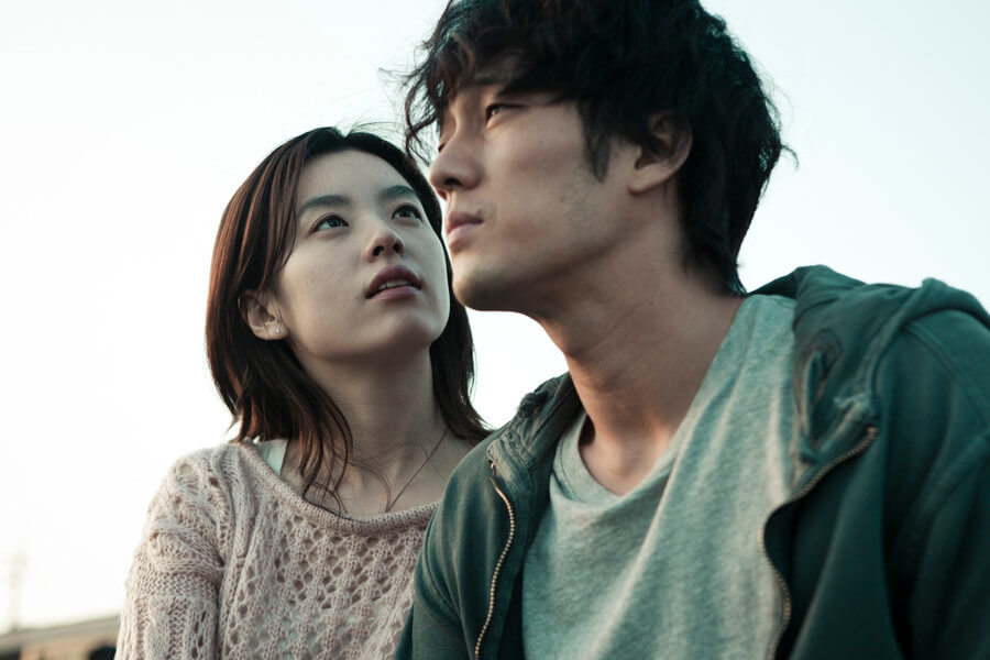 영화 오직 그대만 스틸컷, 눈이 먼 한효주가 소지섭을 바라보는 모습