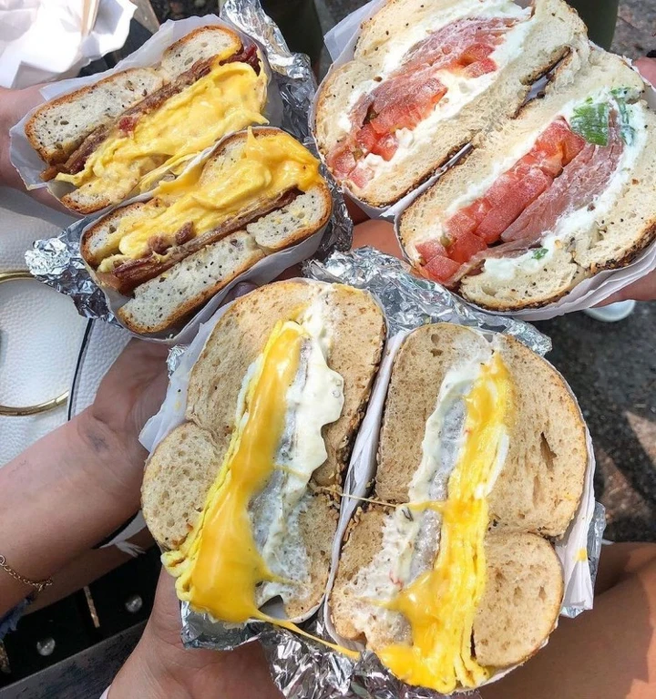 크림치즈를 넣은 베이글