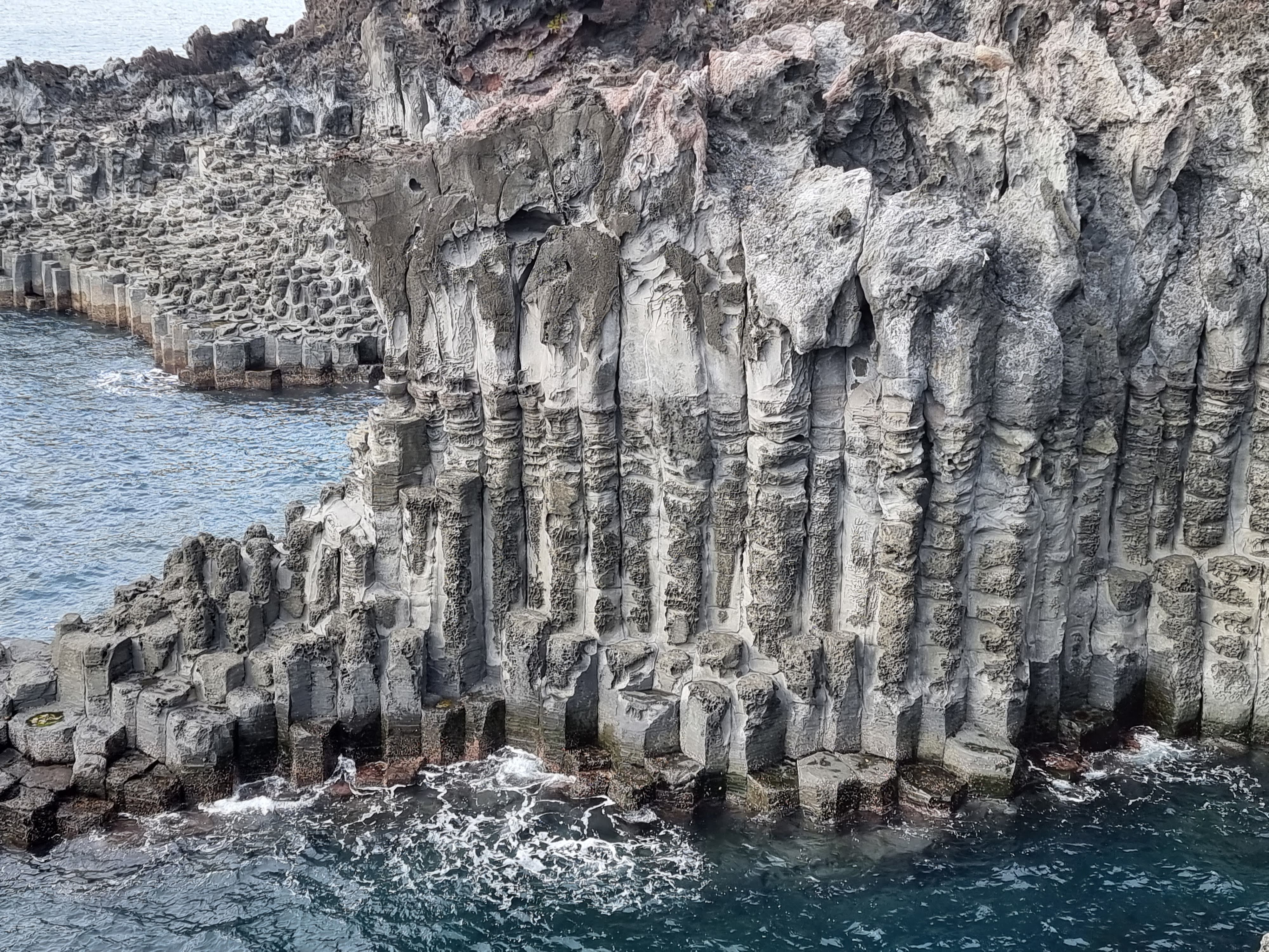 파도에 깎여나간 주상절리 절벽의 세밀한 결