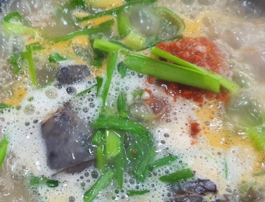 펄펄 끓고 있는 광명전통시장 순대국밥