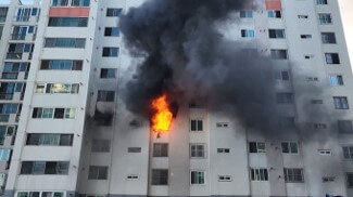 아파트에-중간에-불이나서-검은-연기가-나고있음