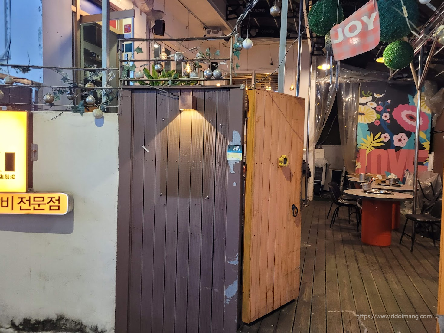 이수쪽갈비 입구와 야외테이블