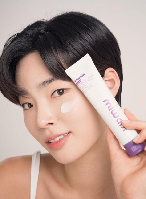 단발머리여성의모습