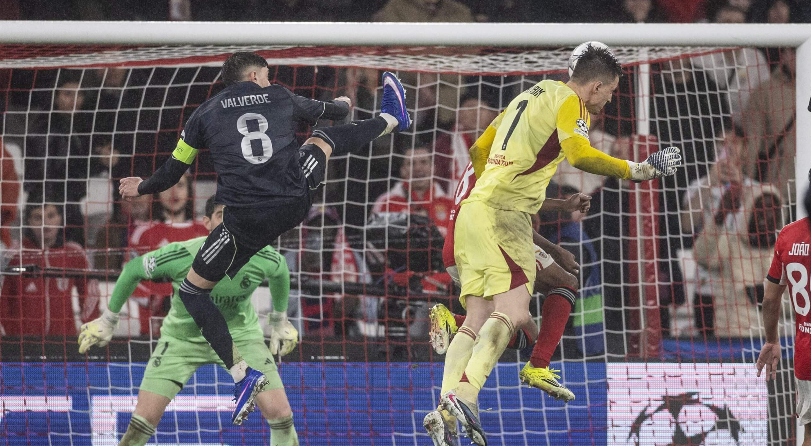 벤피카 골키퍼 아나톨리 트루빈이 98분, 팀의 챔피언스리그 탈락을 막는 헤딩골을 기록하고 있다.