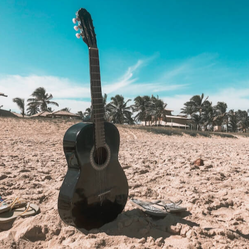 백사장에 세워진 어쿠스틱 기타