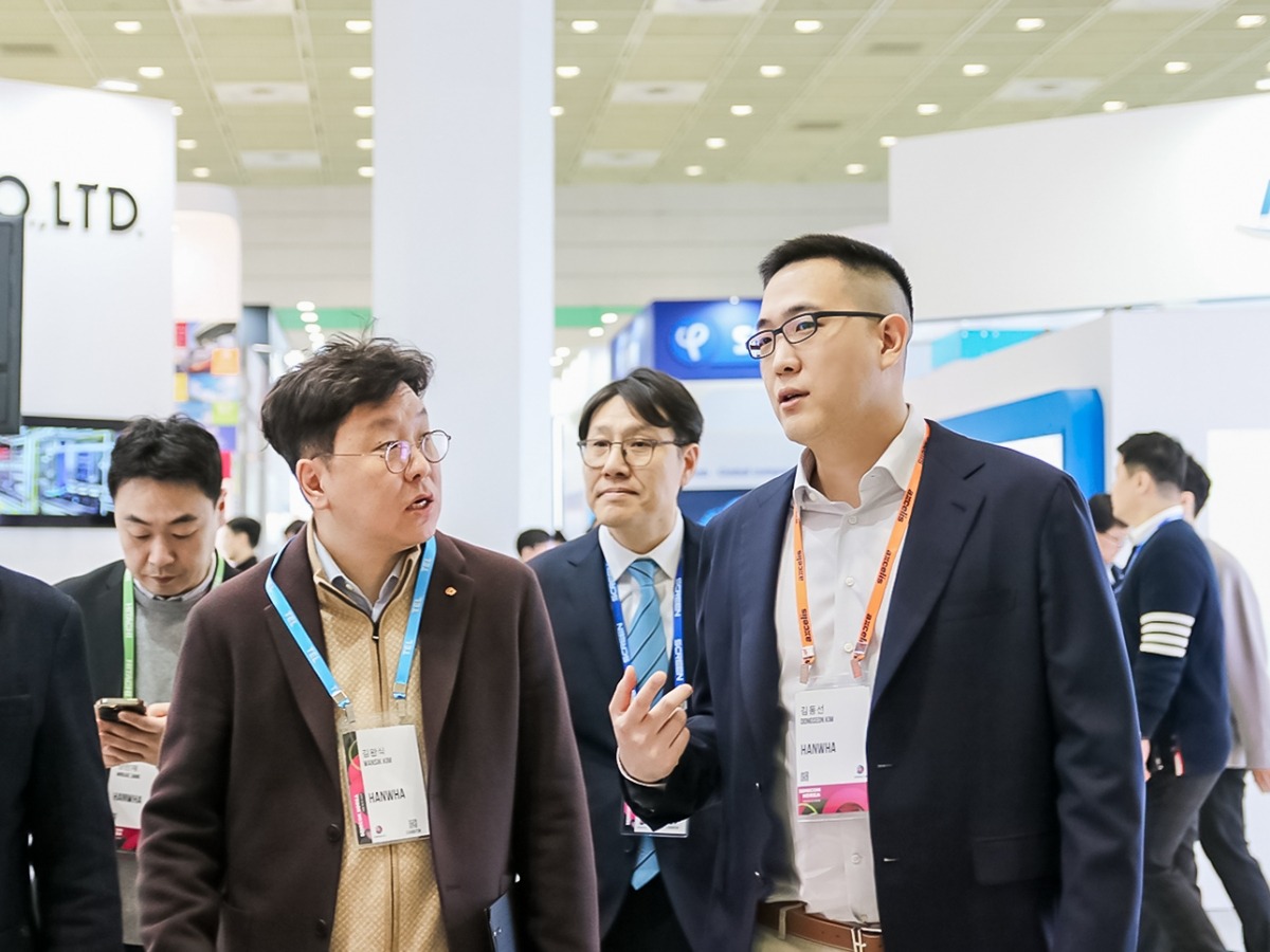 김동선 한화세미텍 미래비전총괄 부사장이 부스 곳곳을 돌며 기술 현황을 점검하고 있다.