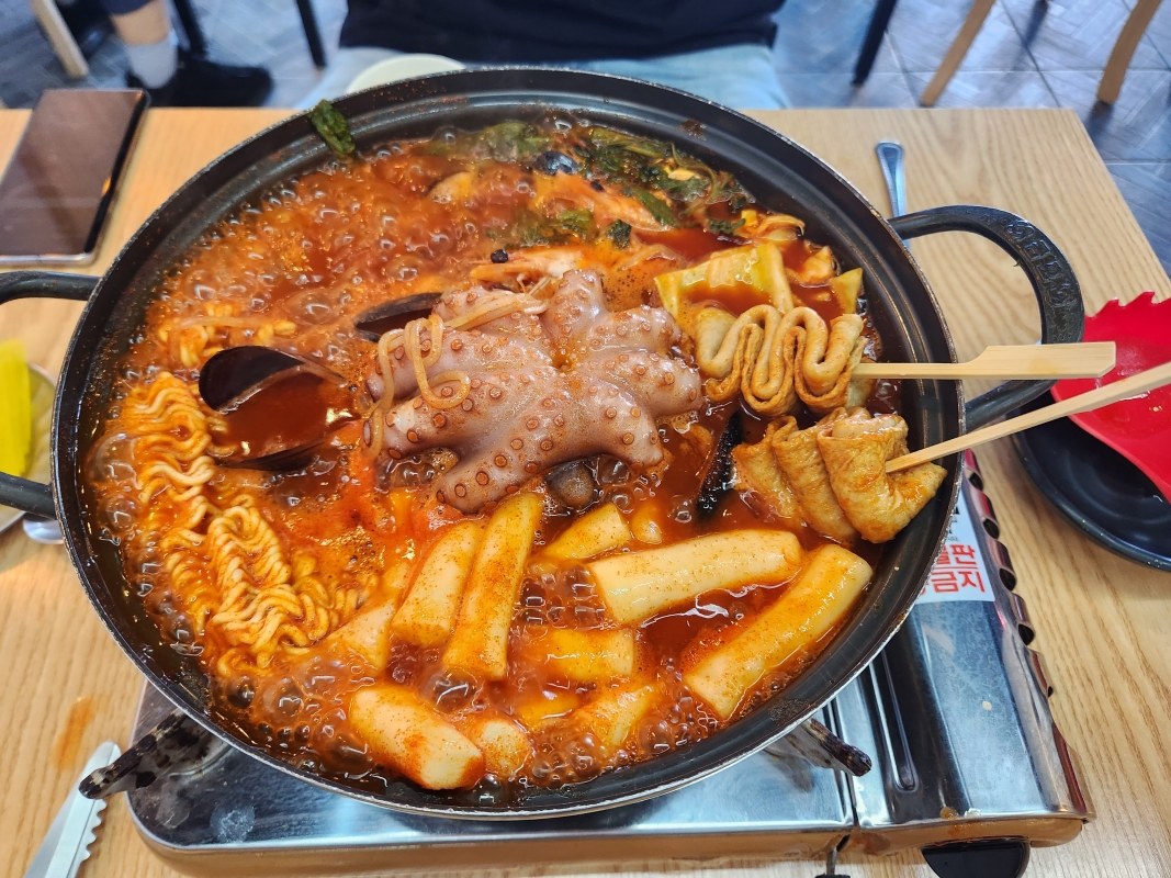 인정궁물떡볶이-문어-떡볶이