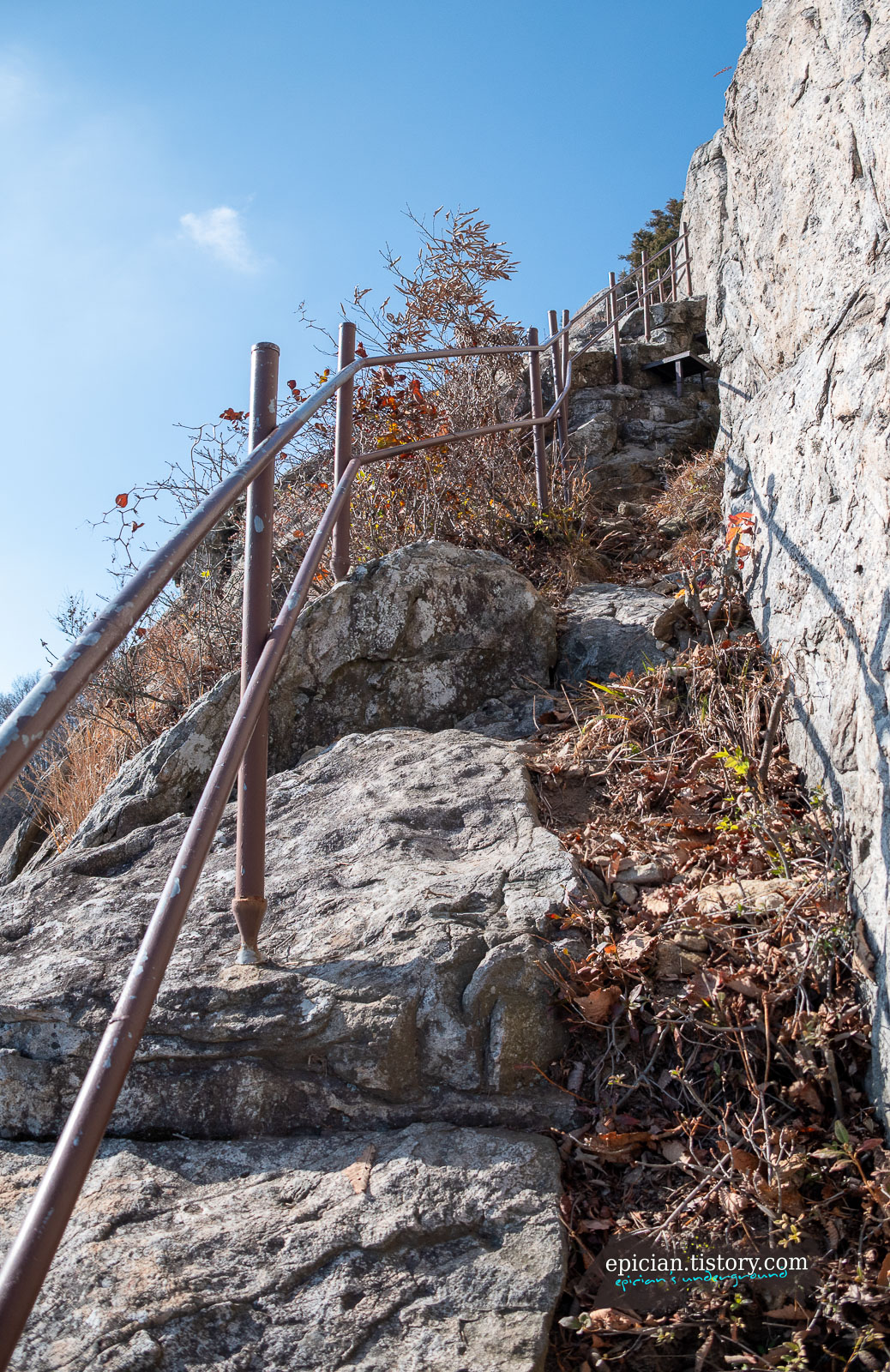 낭떠러지 바위 틈으로 난 등반로