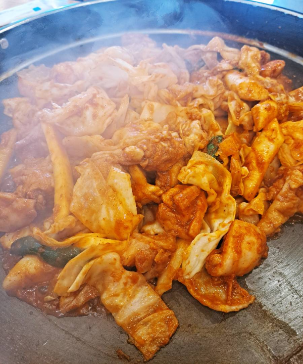 명물닭갈비 맛있게 익는중