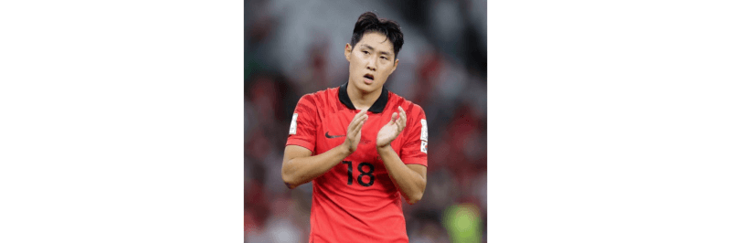이강인 선수가 대표팀 경기하면서 박수를 치고 있다