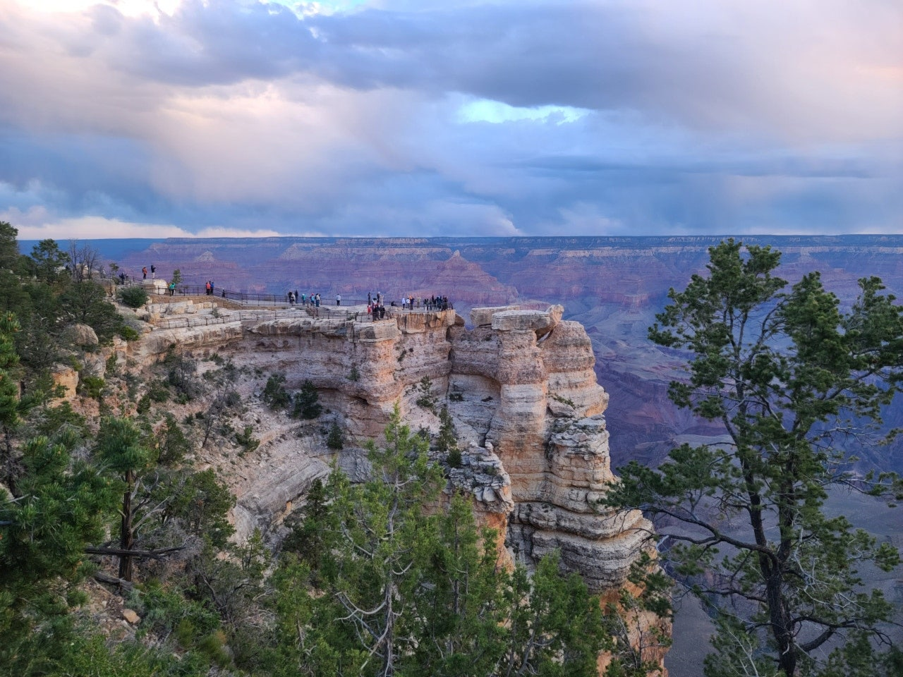 멀리 사람이 보인다. 사람이 정말 작다.