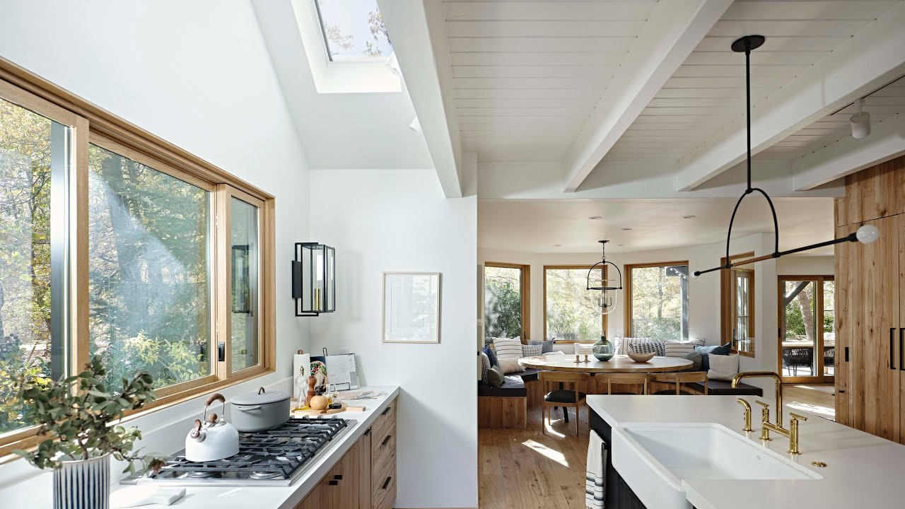 2024년 인기 주방 가전 제품이 배열된 현대적인 주방 이미지.