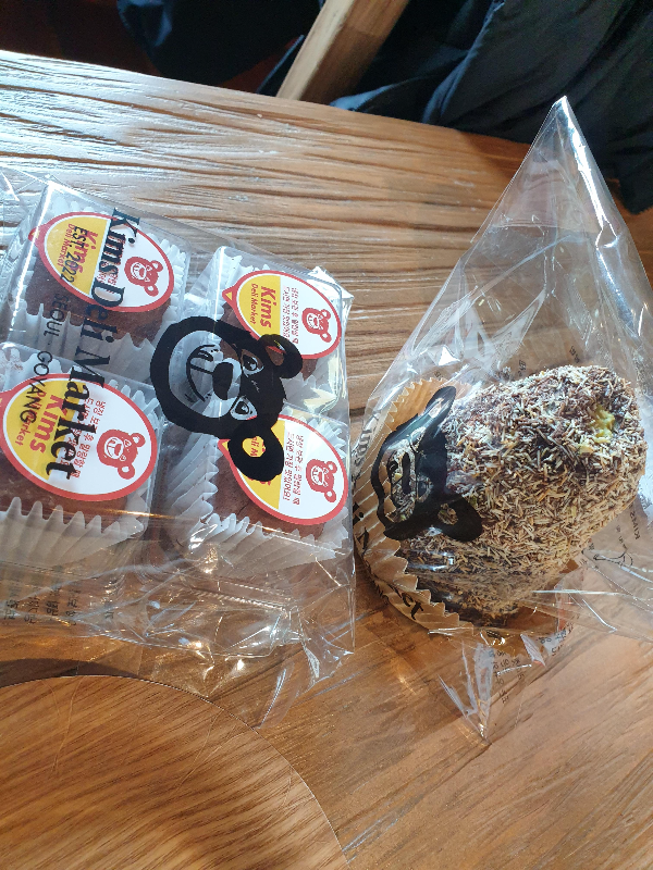 두바이 쫀득 쿠키 4개와 두바이 소라빵이 테이블 위에 있다.