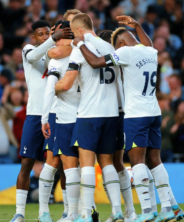 손흥민을 축하해주는 토트넘 선수들