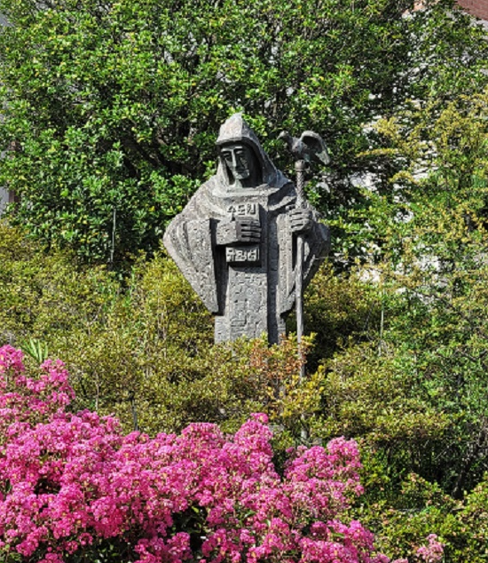 사진은 성 베네딕토회 왜관 수도회 안에 있는 성 베네딕토 수도자 상입니다.