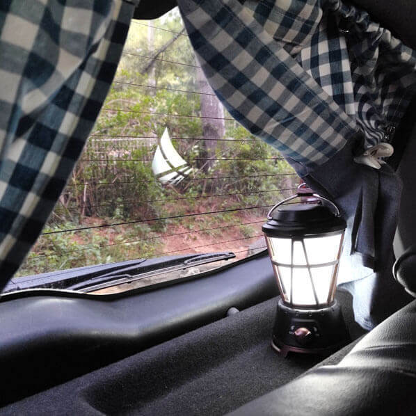 커튼과-조명이-있는-차량-내부