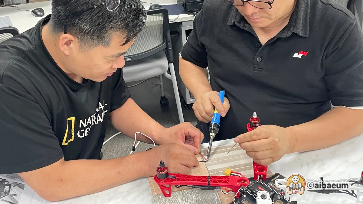 드론-부품-납땜-인두-작업중