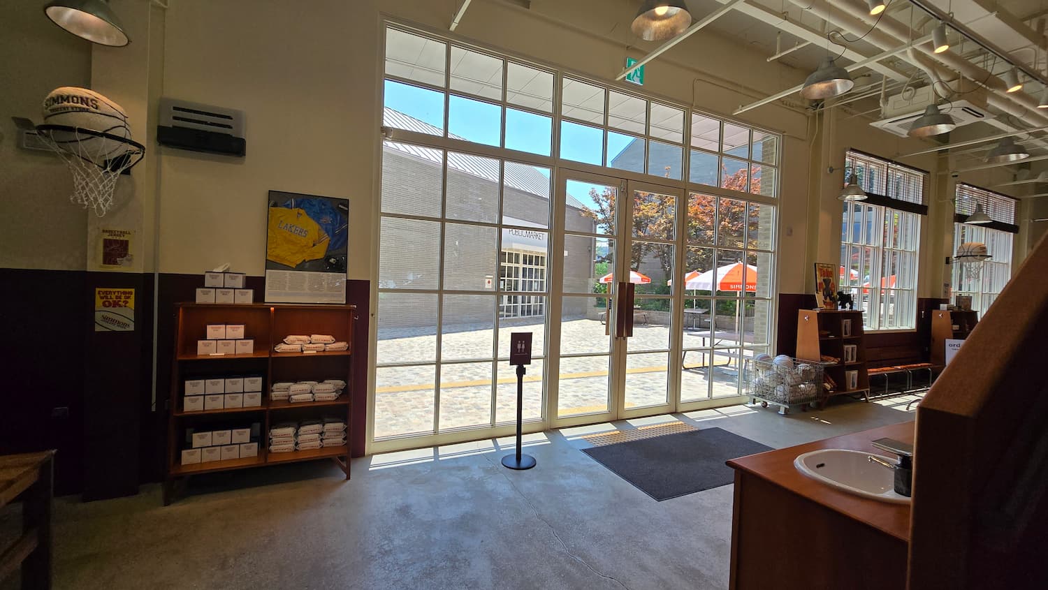 시몬스테라스 외부로 나갈수 있는 유리문 사진