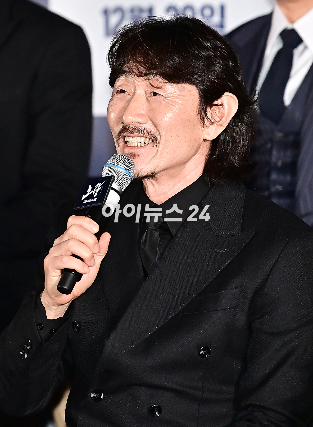 배우 허준호가 12일 오후 서울 송파구 롯데시네마 월드타워에서 열린 영화 &#39;노량: 죽음의 바다&#39;(감독 김한민) 언론시사회에서 포토타임을 갖고 있다.&#39;노량: 죽음의 바다&#39;는 임진왜란 발발 후 7년&#44; 조선에서 퇴각하려는 왜군을 완벽하게 섬멸하기 위한 이순신 장군의 최후의 전투를 그린 전쟁 액션 대작이다. 오는 20일 개봉. [사진=곽영래 기자]