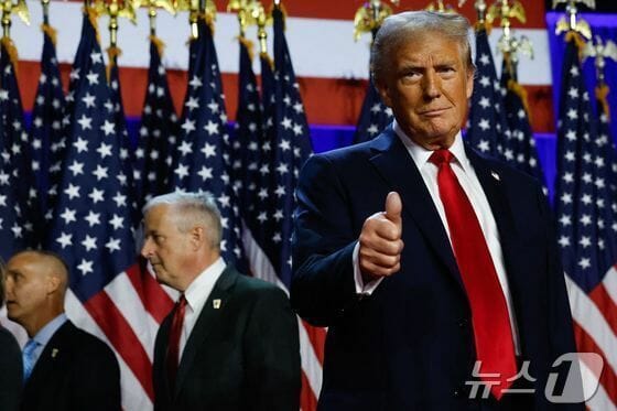 도널드 트럼프 대통령 당선인이 6일(현지시간) 플로리다주 웨스트 팜비치 컨벤션센터에서 열린 당선 행사에 도착을 하고 있다