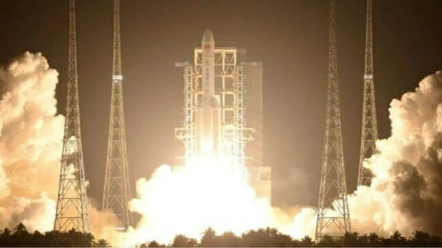 중국 창정 5B 로켓 발사 장면