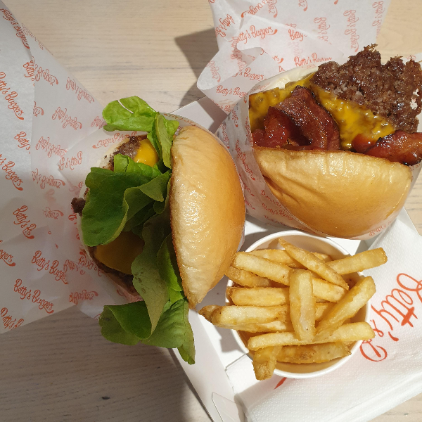 시드니 도심(CBD) 속 하루: 패디스 마켓, 피라마 파크 바비큐, QVB_QVB_Betty's Burgers_주문한 햄버거