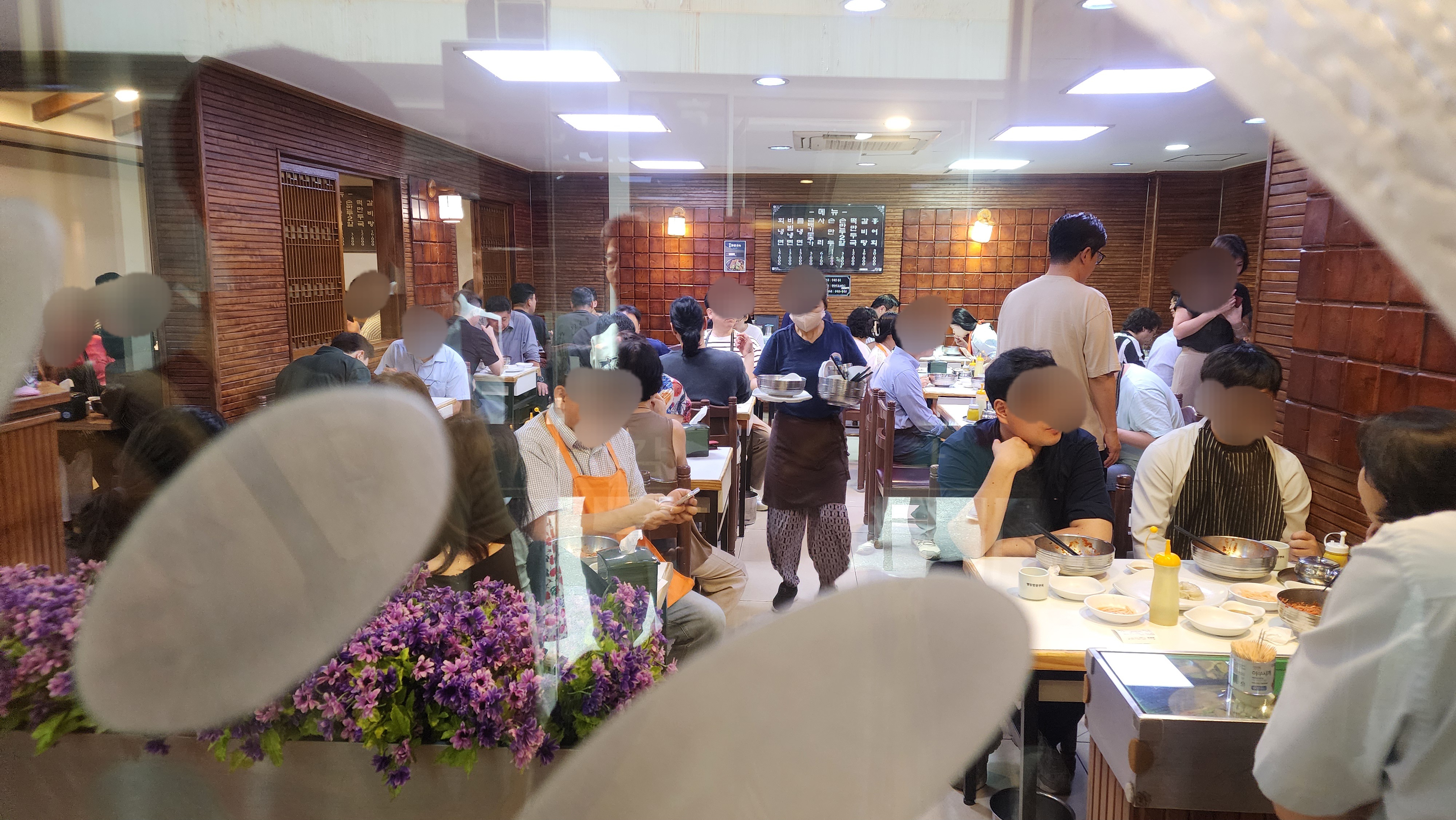 명동함흥면옥 본점 식당 내부 점심시간 풍경
서울 명동 냉면 맛집 실내 분위기