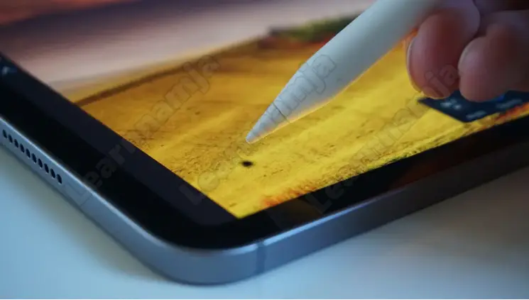 iPad Pro 12.9(2022년형)를 테이블 위에 올려놓은 모습