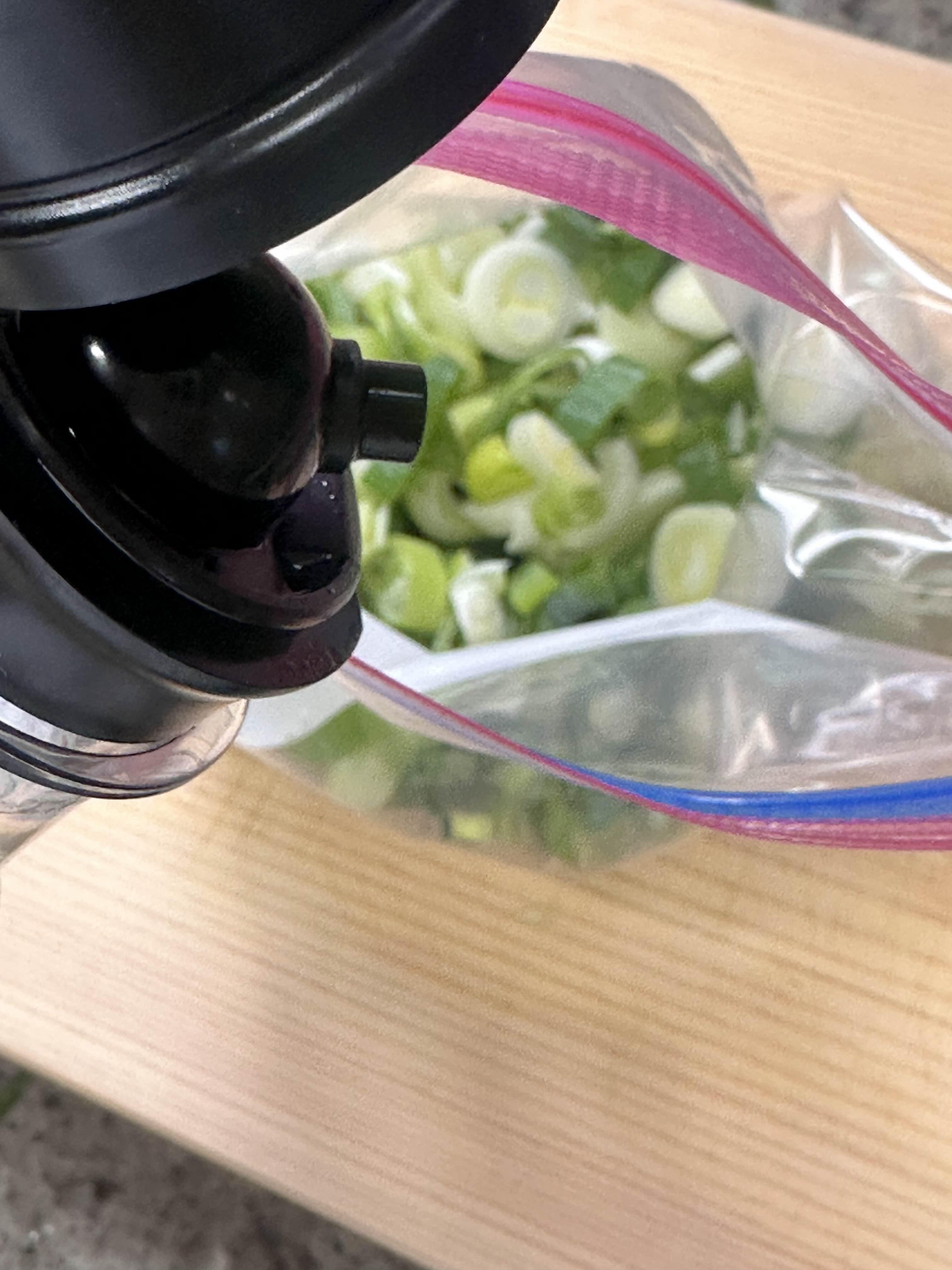 냉동보관할 지퍼백에 식용유 넣어줍니다.