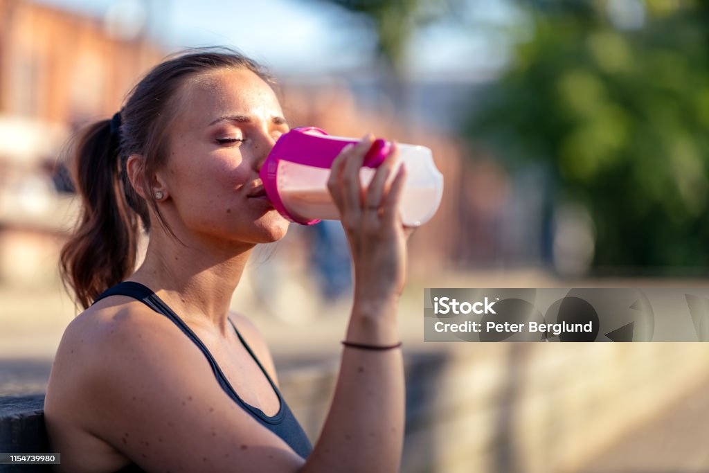 여자분이 프로틴 음료를 마시는 사진