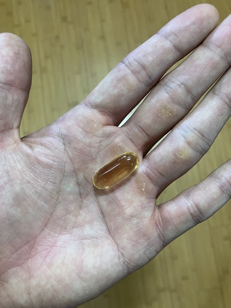 스포츠리서치 트리플 스트렝스 오메가3 소프트젤 크기 비교 &ndash; 손바닥 위에 올린 한 알