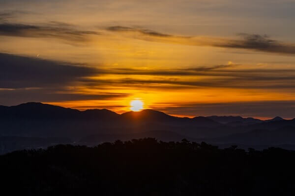 용마산 정상 부근 전망대에서 바라본 일출-서울관광재단 출처