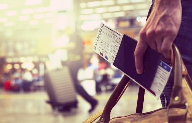 여권과 보딩패스를 들고있는 사람