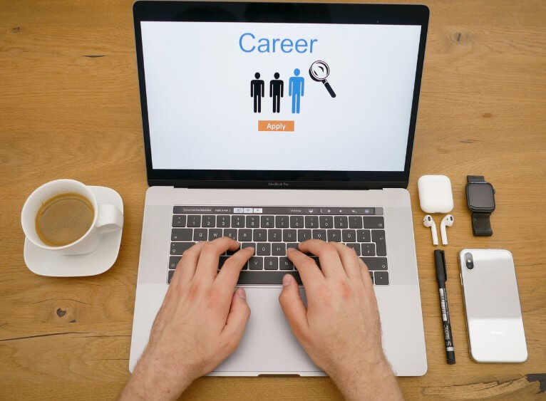 국민취업지원제도로 구직활동을 신청하는 장면