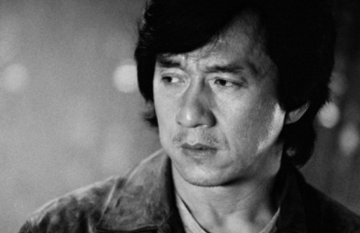 성룡의 진지한 모습을 담은 사진