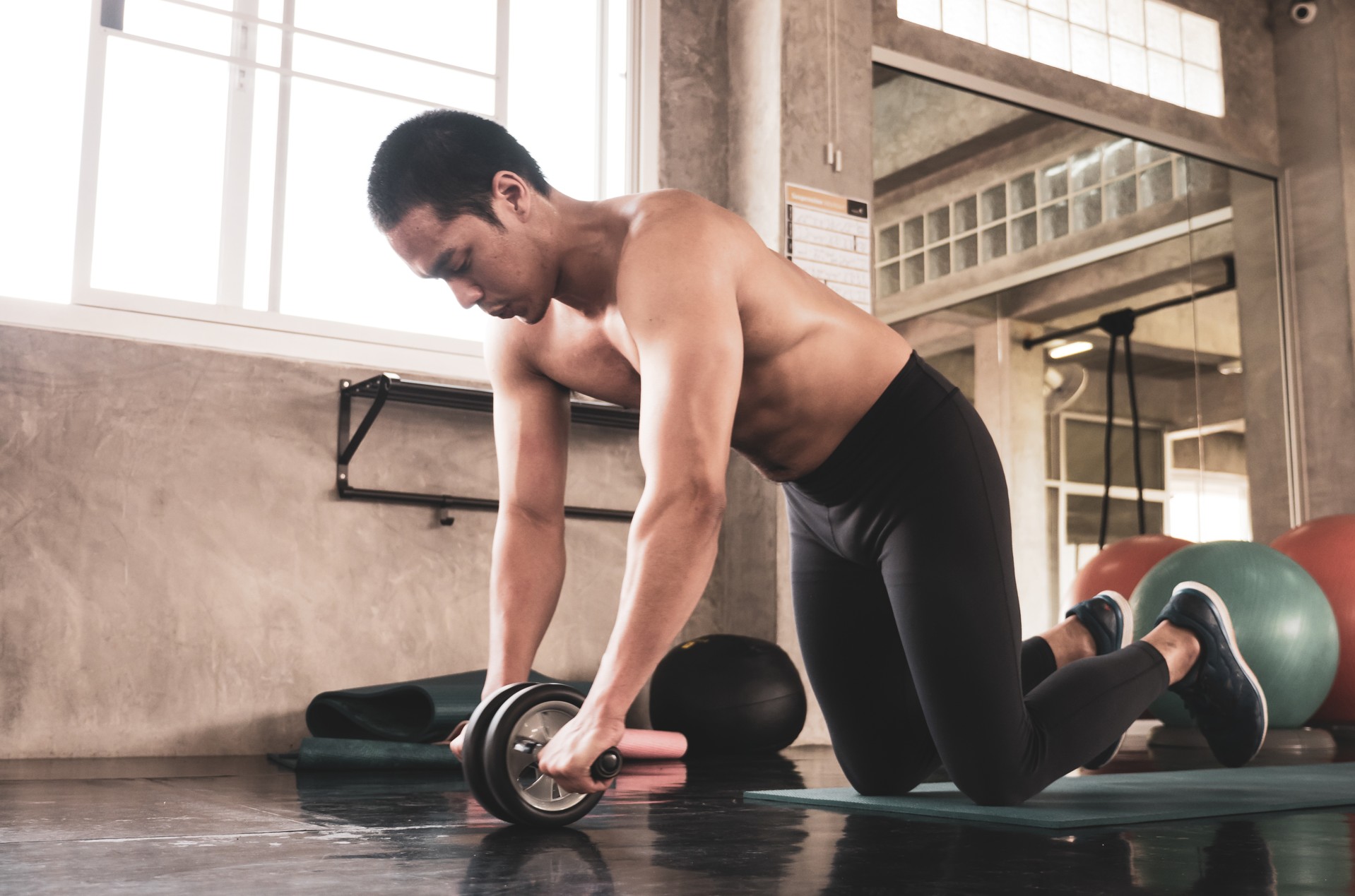 ab슬라이드 운동 시 올바른 자세와 방식이 필요하다
