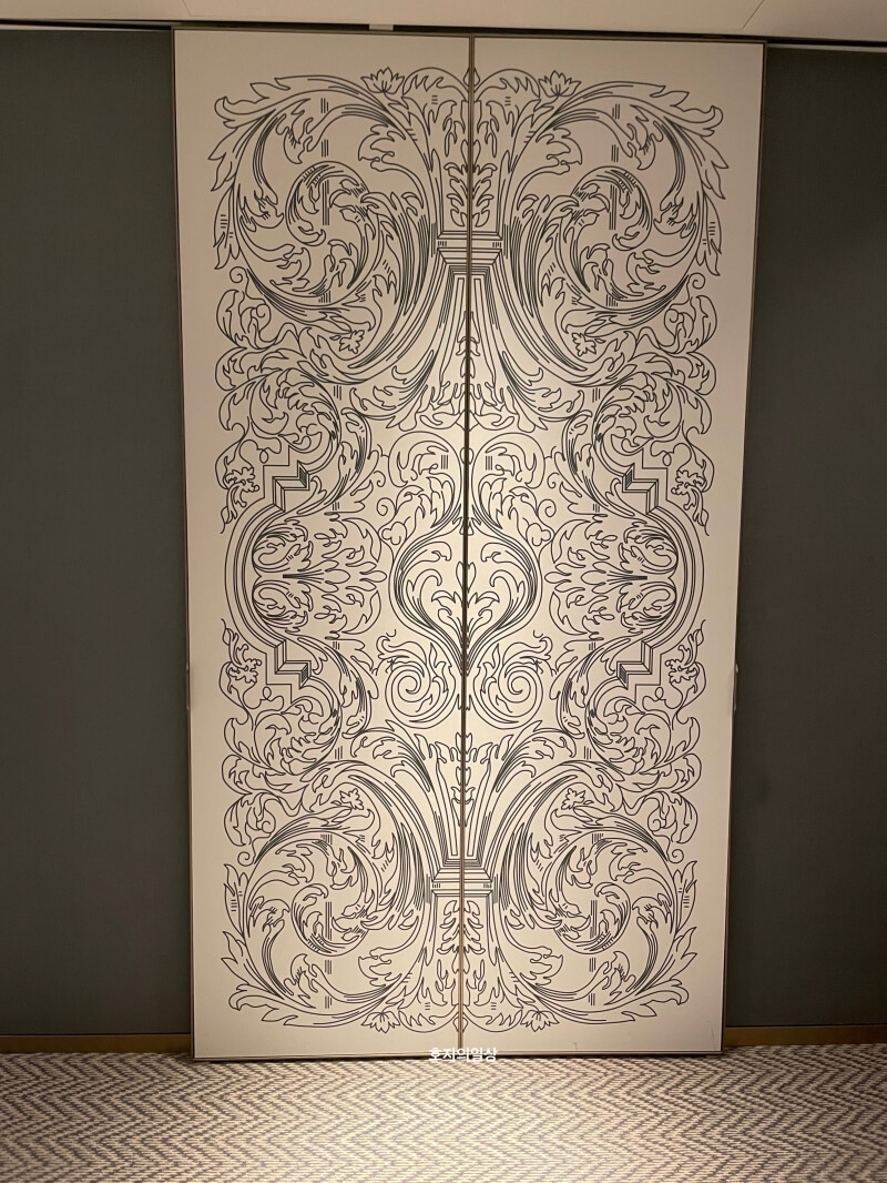 잠실 소피텔 클럽 럭셔리룸 레이크뷰 - 티비 가림막