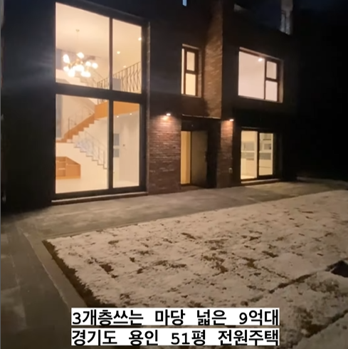 야간에 찰영한 집, 3층으로 되어 있고 앞마다이 있어 운치도 매우 좋다