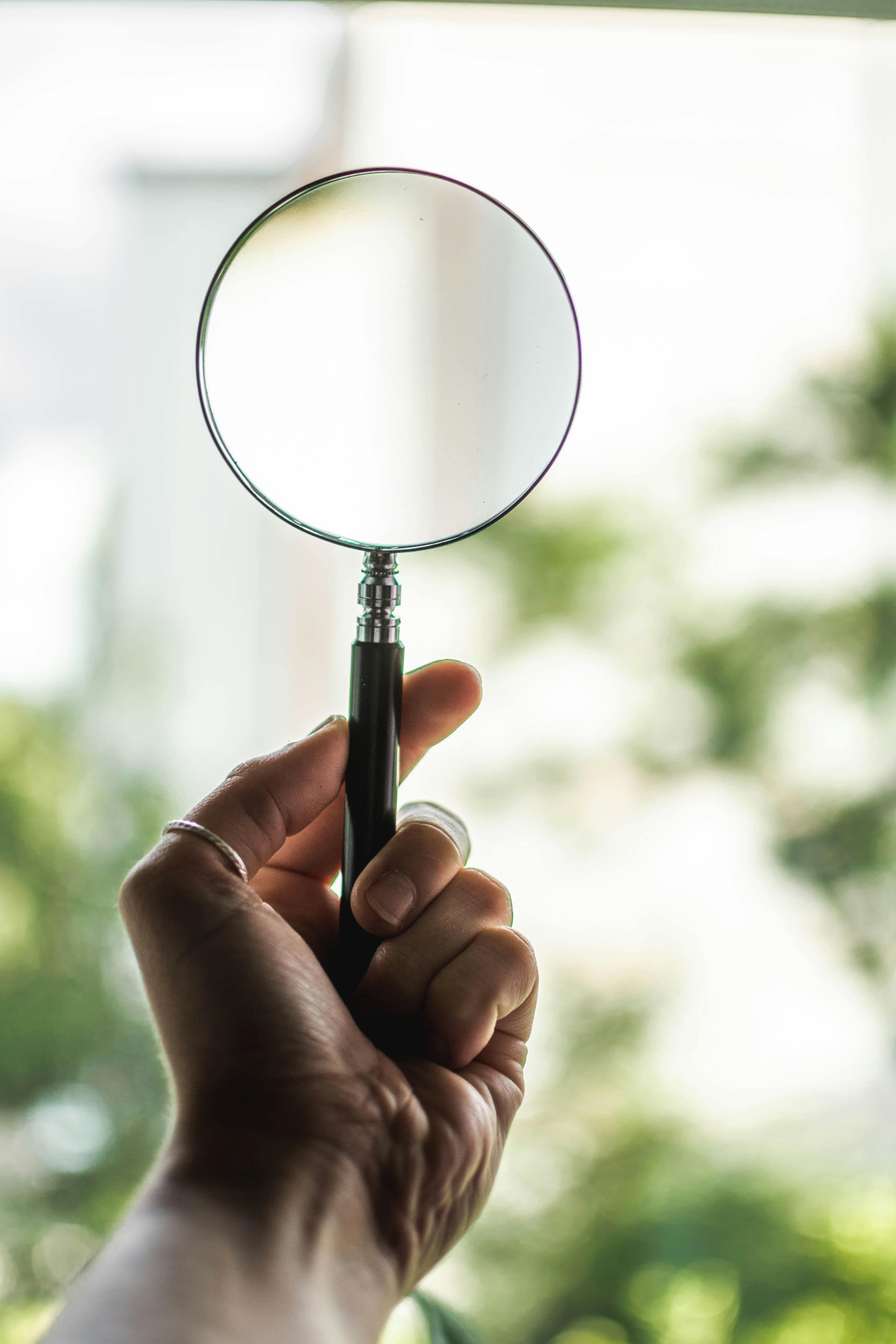 썸네일. A picture of a magnifying glass