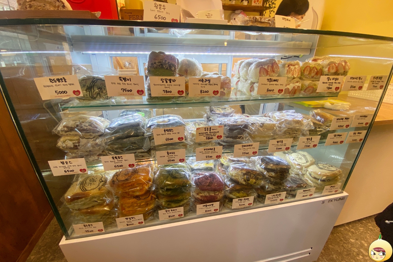 투떰즈업 샌드베이글과 맘모스 빵들