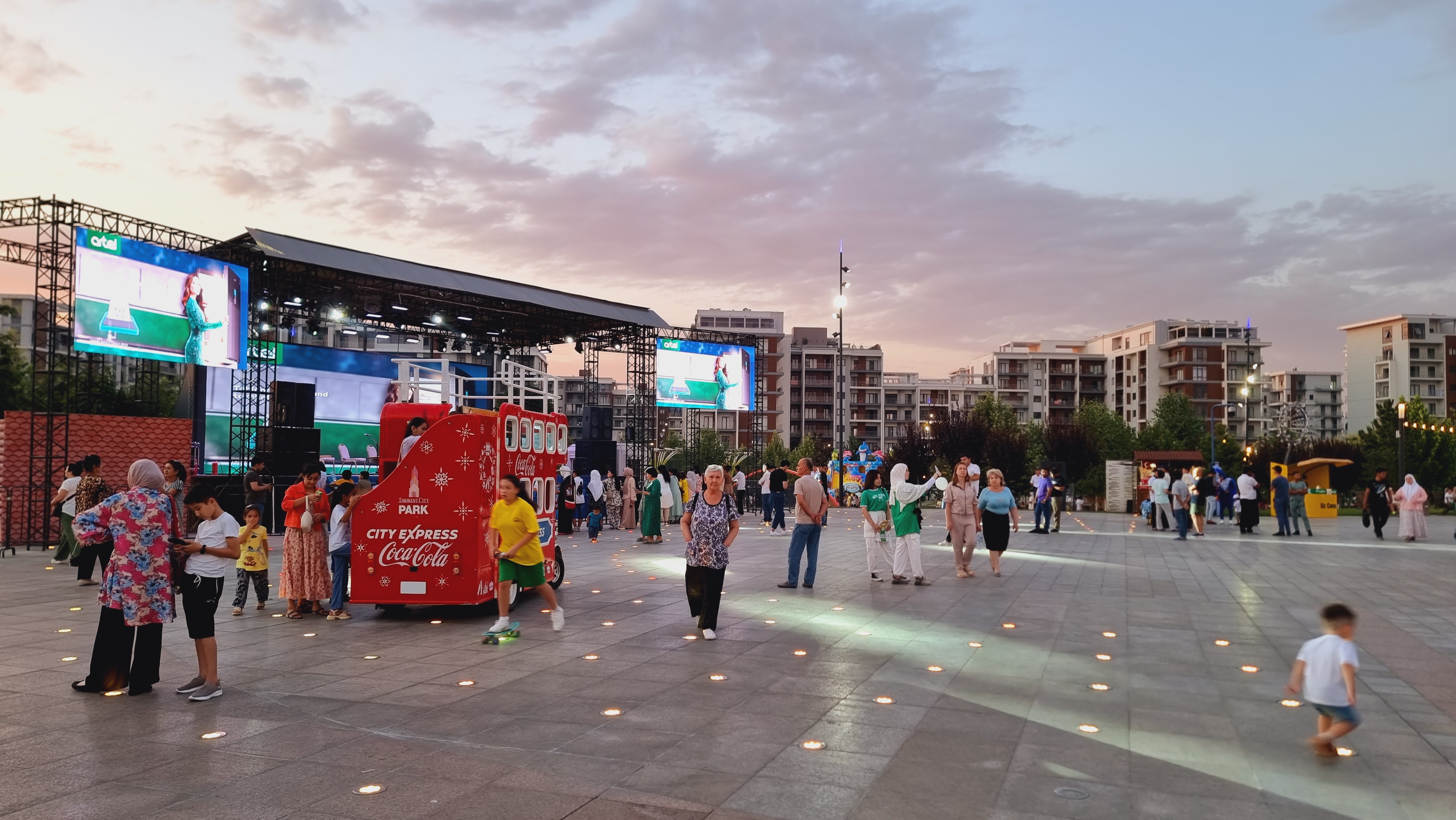 야외 무대에서 공연중인 모습