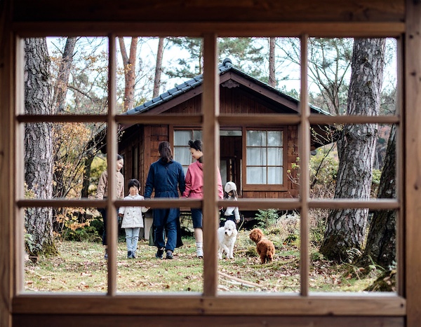 엄마, 아빠, 아이, 반려견이 함께 걷는 모습