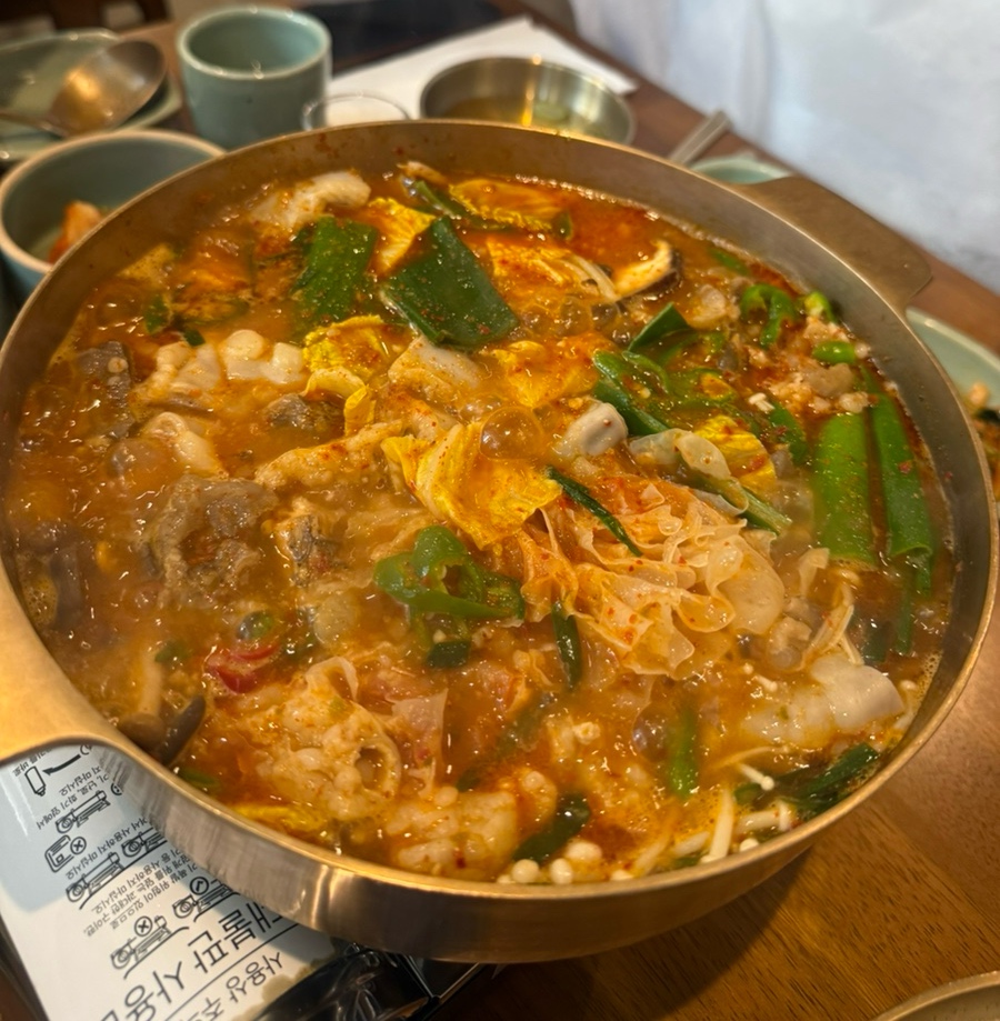 잡내 없이 깔끔하고 깊은 맛의 한우 곱창전골, 버섯, 채소