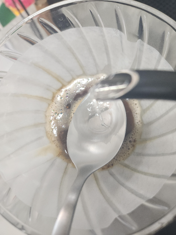 드리퍼 내에 스푼을 놓고 그 위에 드립하는 모습