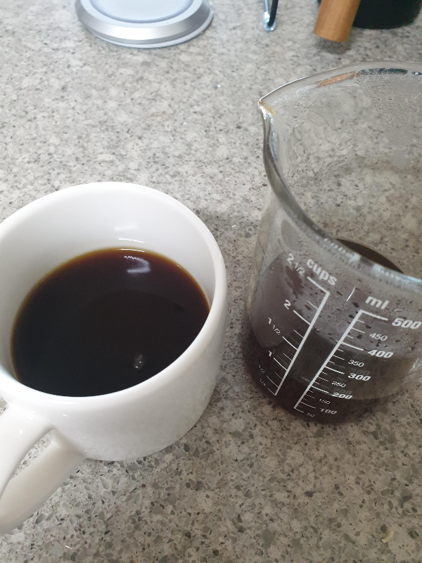 머그컵에 커리를 절반 따라놓은 모습