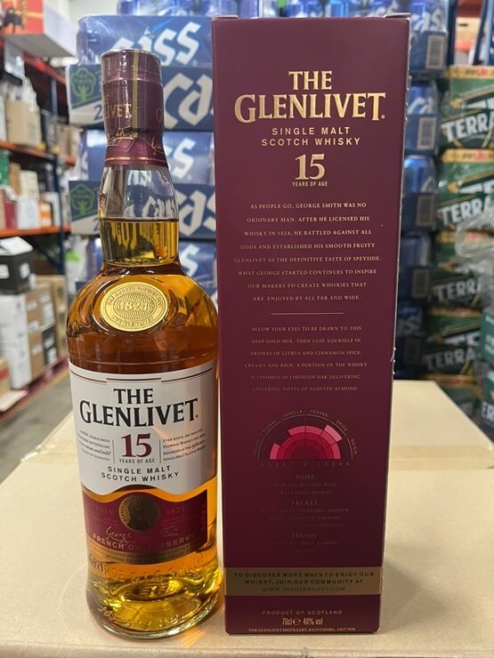 위스키 앞 부분과 케이스 뒷부분 전체 사진